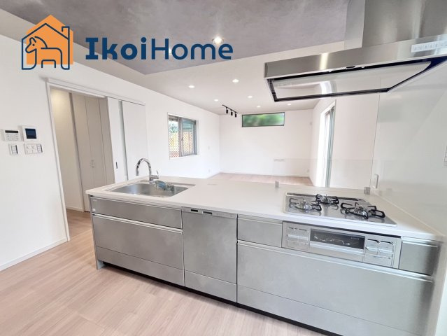 玉津町高津橋　新築戸建のキッチン|【ホームページに現地動画掲載中】●年中無休：当日予約可●食洗機・タッチレス水栓を完備したキッチンです