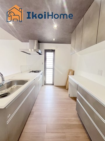 玉津町高津橋　新築戸建のキッチン|【ホームページに現地動画掲載中】●年中無休：当日予約可●キッチンは同色カップボードが完備されています