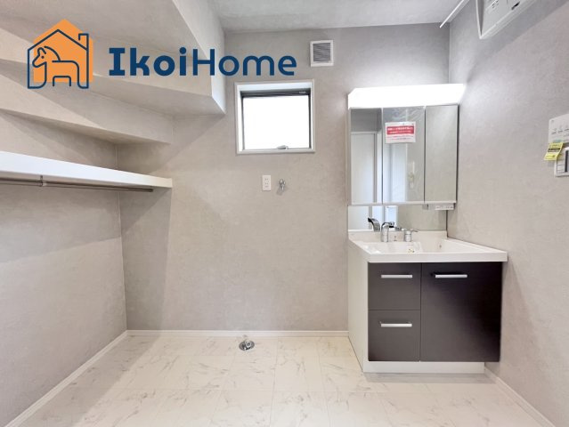 玉津町高津橋　新築戸建の洗面所|【ホームページに現地動画掲載中】●年中無休：当日予約可●洗面室はゆったり広さが確保されております！