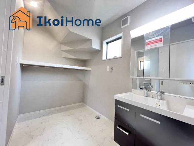 玉津町高津橋　新築戸建の洗面所|●年中無休・当日予約可●お化粧をする時に便利な３面鏡。ハンドシャワー水栓で掃除も朝シャンも楽々。