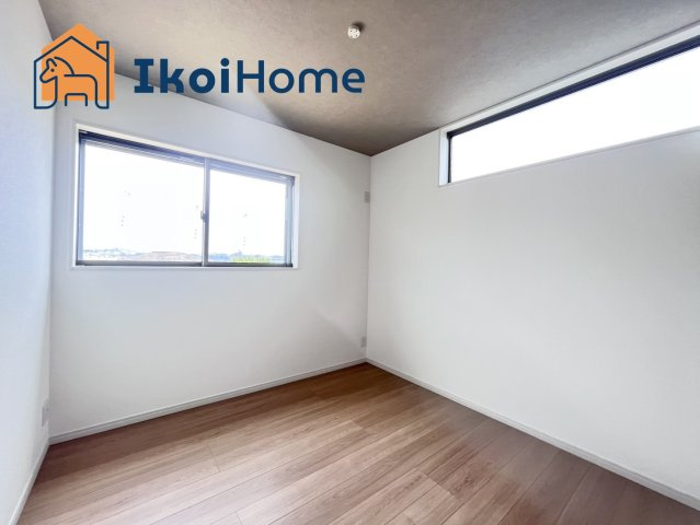 玉津町高津橋　新築戸建の寝室|【ホームページに現地動画掲載中】●年中無休：当日予約可●２倍の断熱効果がある全居室ペアガラス標準装備