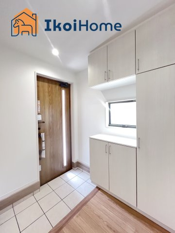 玉津町高津橋　新築戸建の玄関|●年中無休・当日予約可●玄関には靴がたくさん収納できるシューズボックスを完備！