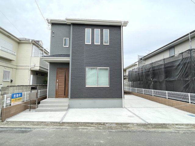 第2高崎市新町（全1棟）1号棟の外観|隣地との距離も保ちながらも綺麗な街並みに溶け込みました！
駐車スペースやお庭も十分に確保しています！