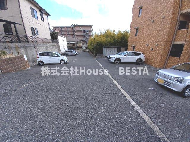 アルティス神戸の駐車場