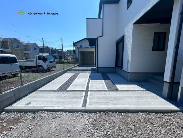 上尾市平塚　9期　新築戸建　グラファーレ　01の駐車場