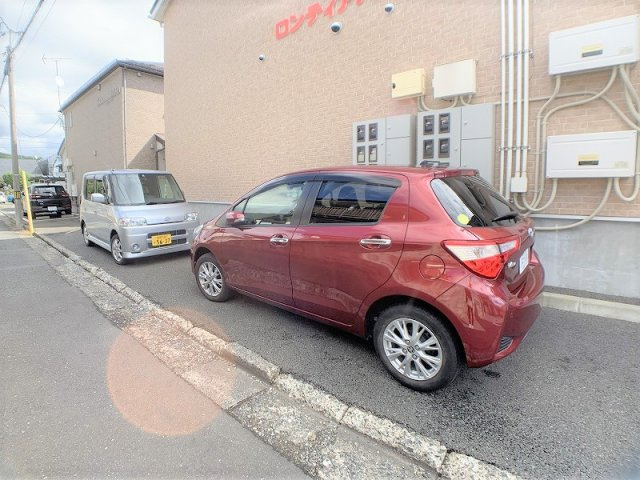 フロンティアハウス上田の駐車場