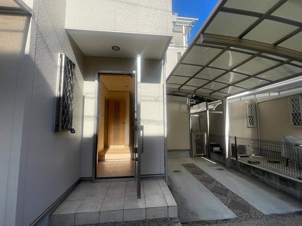 西牧野3丁目　中古一戸建ての駐車場|カーポート
■物件内覧・資金計画相談・住宅ローン相談、リフォーム相談、お問合せ受付中■
※当日・翌日のご内覧、ご相談はお電話でのお問合せがスムーズです！