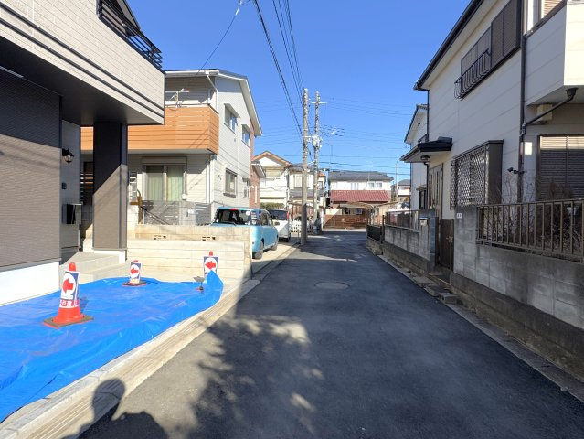 松戸市六実６丁目新築戸建【六実小学校：8分】の前面道路含む現地写真|東側前面道路