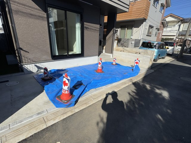 松戸市六実６丁目新築戸建【六実小学校：8分】の前面道路含む現地写真|駐車スペース完備♪