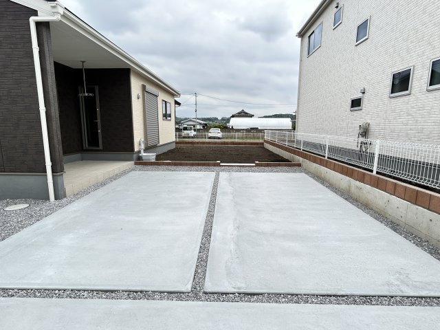 新築　吉岡町漆原第4　Livele Garden.S　1号棟の駐車場|現地写真　 駐車スペース広々！建物南西側に並列で３台置けます♪					
