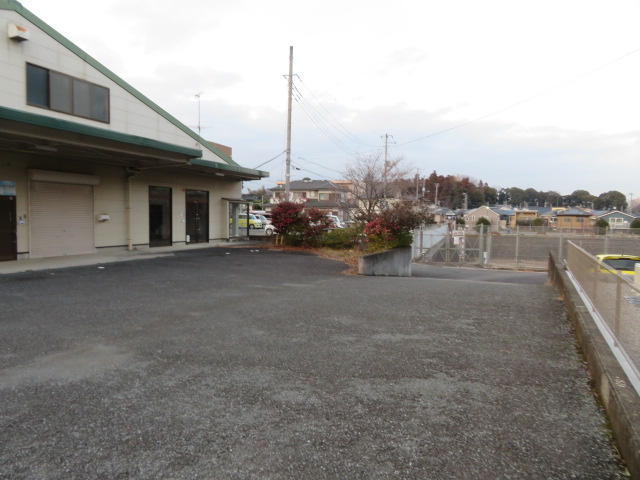 所沢市小手指南４丁目の倉庫の駐車場