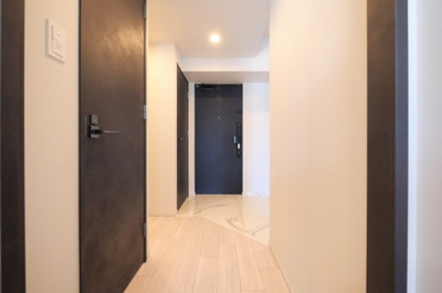 【玄関】 | S-RESIDENCE福島diverse | 収納もある玄関です