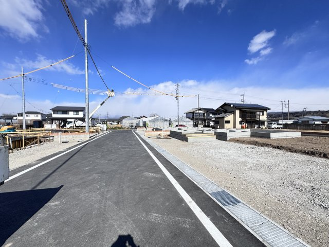 新築　吉岡町漆原第4　Livele Garden.S　2号棟の前面道路含む現地写真|現地写真　前面道路　6ｍ道路で車の出し入れもラクラク♪