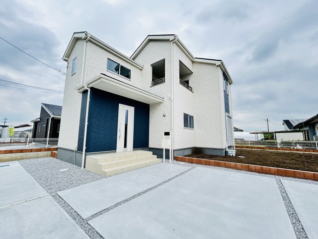 新築　吉岡町漆原第4　Livele Garden.S　2号棟の駐車場|現地写真　 駐車スペース広々！建物南西側に並列で３台置けます♪					
