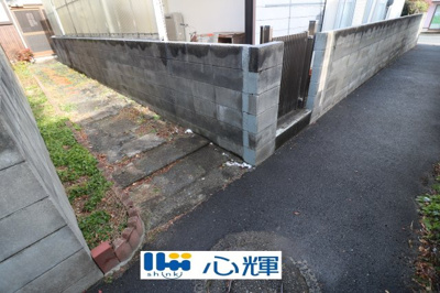【前面道路含む現地写真】 | 北琴芝1丁目・平屋（20坪） | 進入路の道幅約1.5ｍです。