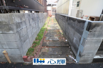 【前面道路含む現地写真】 | 北琴芝1丁目・平屋（20坪） | 進入路の道幅約1.5ｍです。