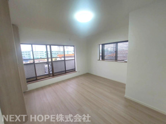 【洋室】 | 尼崎市金楽寺町２丁目中古戸建　シャッター付き車庫有り | ３階バルコニーに面した洋室８帖です♪たいへん明るく開放的な室内です！ぜひ現地でご確認ください！！