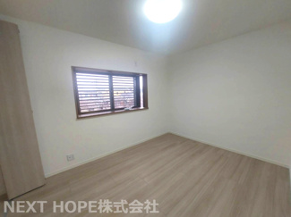 【洋室】 | 尼崎市金楽寺町２丁目中古戸建　シャッター付き車庫有り | ３階洋室６帖です♪室内は令和７年２月リフォーム済み！お待たせ無しで即ご入居していただけます！！