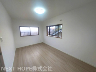 【洋室】 | 尼崎市金楽寺町２丁目中古戸建　シャッター付き車庫有り | ３階洋室です♪出窓も有り、明るく開放的な室内です！！