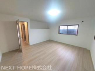 【洋室】 | 尼崎市金楽寺町２丁目中古戸建　シャッター付き車庫有り | １階洋室１０帖です♪独立した居室です！在宅ワークのお部屋としてもいいですね(^^)