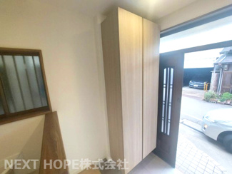【玄関】 | 尼崎市金楽寺町２丁目中古戸建　シャッター付き車庫有り | 玄関には大きなシューズBOXが設けられております！ご家族のたくさんの靴もスッキリ収納できますね(^^)