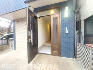 【玄関】 | 尼崎市金楽寺町２丁目中古戸建　シャッター付き車庫有り | 玄関です♪親子扉で大きな家具の搬入も可能です！！