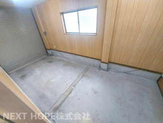 【駐車場】 | 尼崎市金楽寺町２丁目中古戸建　シャッター付き車庫有り | 駐車場内部です♪シャッター付きで大切な自動車を雨・風から守ってくれます！防犯面も安心ですね(^^)