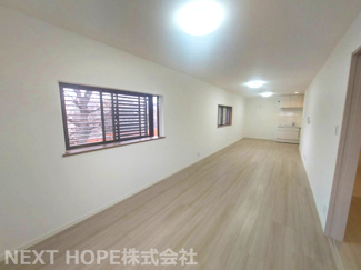 【居間・リビング】 | 尼崎市金楽寺町２丁目中古戸建　シャッター付き車庫有り | ２階LDKは約19帖の大空間です♪休日もご家族がゆっくり寛げる空間です！！室内は令和７年２月リフォーム済み！お待たせ無しで即ご入居していただけます！！素敵な室内をぜひ現地でご覧ください！！