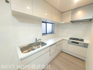 【キッチン】 | 尼崎市金楽寺町２丁目中古戸建　シャッター付き車庫有り | 作業効率の良いL字型新品システムキッチンです♪収納力も有りたいへん使い勝手も良いです！！食器洗い乾燥機付きで食後の後片付けはお任せですね(^^)