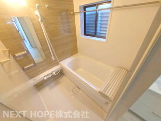 【浴室】 | 尼崎市金楽寺町２丁目中古戸建　シャッター付き車庫有り | 新品の浴室ユニットバスです♪一日の疲れを癒してくれます！浴室乾燥機付きで雨の日のお洗濯物も困りませんね(^^)