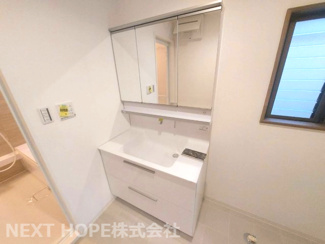 【独立洗面台】 | 尼崎市金楽寺町２丁目中古戸建　シャッター付き車庫有り | 新品の洗面化粧台です♪シャワー水栓で使い勝手も良いです！鏡は三面鏡になっております！