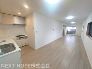 【居間・リビング】 | 尼崎市金楽寺町２丁目中古戸建　シャッター付き車庫有り | LDKは約19帖の大空間です♪ご家族が自然に集まれる素敵な空間です！