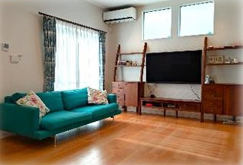 山田池東町　中古一戸建ての居間・リビング|LDK19.0帖　陽当たり良好
■物件内覧・資金計画相談・住宅ローン相談、リフォーム相談、お問合せ受付中■
※当日・翌日のご内覧、ご相談はお電話でのお問合せがスムーズです！