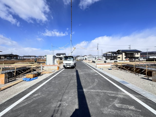 新築　吉岡町漆原第4　Livele Garden.S　3号棟の前面道路含む現地写真|現地写真　前面道路　6ｍ道路で車の出し入れもラクラク♪