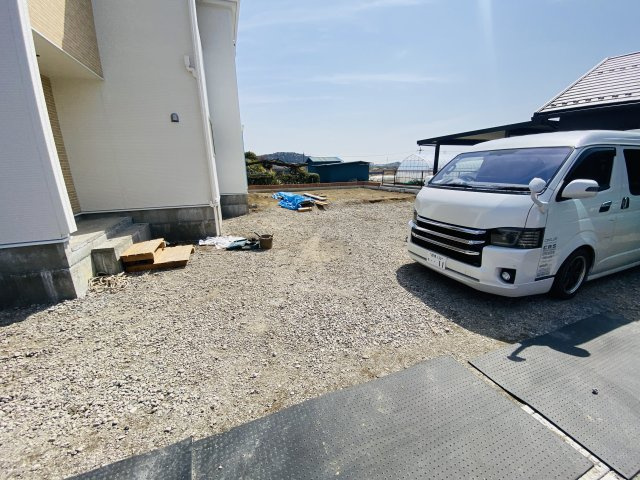 新築　吉岡町漆原第4　Livele Garden.S　3号棟の駐車場|現地写真　 駐車スペース広々！建物南西側に並列で３台置けます♪					
