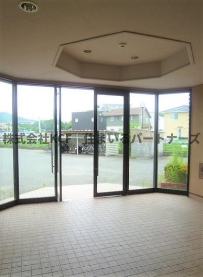 ガーデンハイツ朝妻のロビー|落ち着いたロビーです