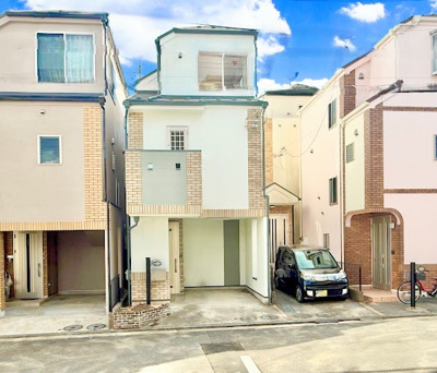 【外観】 | ◆◇竹山中古住宅◇◆ | ◆堂々たる趣ながら、主張し過ぎずどこか余裕を感じさせるシャープなフォルムで佇む邸宅は、晴天の空と照らし合わせる事で、本来あるべき完成形の姿を見せてくれます。