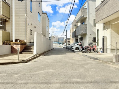 【前面道路含む現地写真】 | ◆◇竹山中古住宅◇◆ | ◆前面道路も幅員があり車の運転も安心！前面道路は閑静な住宅地。車通りの少ない道路です。お子様にも安心です。