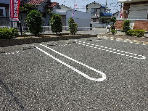 ミニョンⅡ番館の駐車場