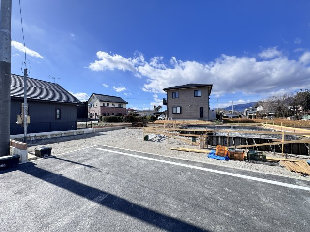 新築　吉岡町漆原第4　Livele Garden.S　4号棟の前面道路含む現地写真|現地写真　前面道路　6ｍ道路で車の出し入れもラクラク♪