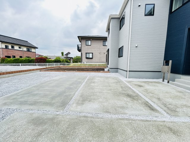 新築　吉岡町漆原第4　Livele Garden.S　4号棟の駐車場|現地写真　 駐車スペース広々！建物南東側に並列で３台置けます♪					
