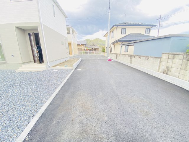 新築　桐生市菱町第1　クレイドルガーデン　3号棟の前面道路含む現地写真|現地写真　南東側接道幅員約5.1ｍ		
