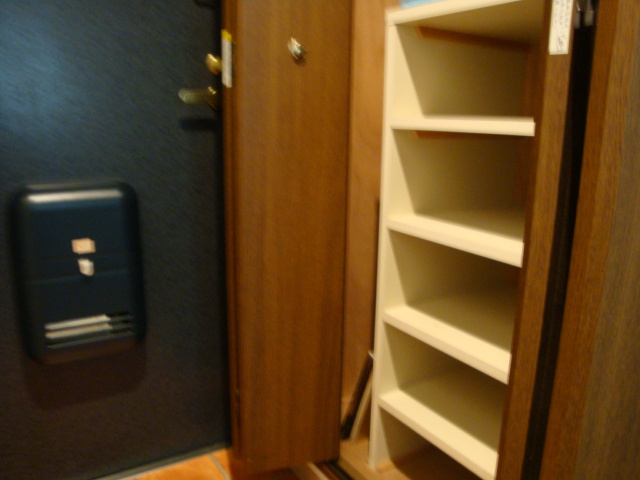 スプリング逆瀬川の玄関