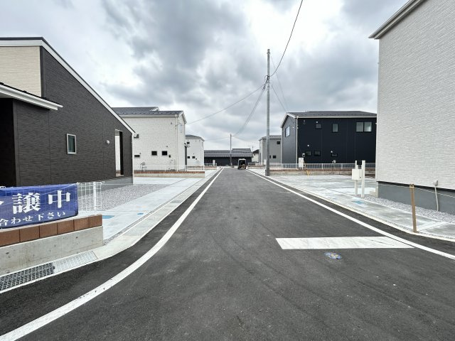 新築　吉岡町漆原第4　Livele Garden.S　5号棟の前面道路含む現地写真|現地写真　前面道路　6ｍ道路で車の出し入れもラクラク♪