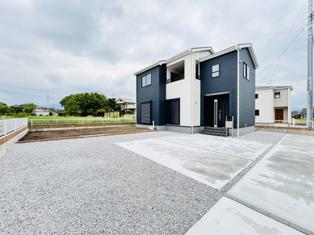 新築　吉岡町漆原第4　Livele Garden.S　5号棟の駐車場|現地写真　 駐車スペース広々！建物南東側に並列で３台置けます♪					
