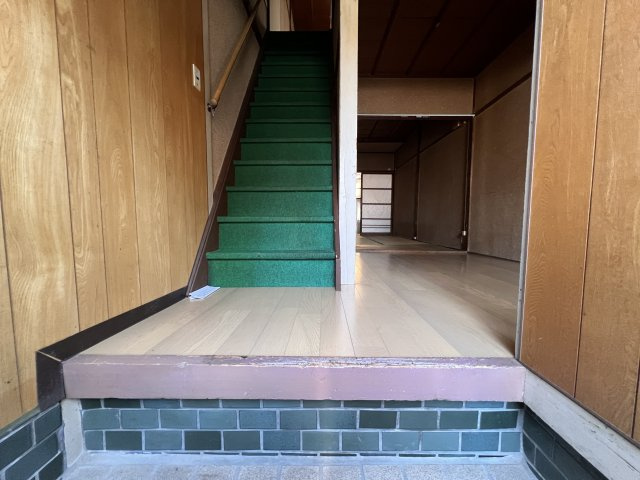 神明宮北　貸家の玄関