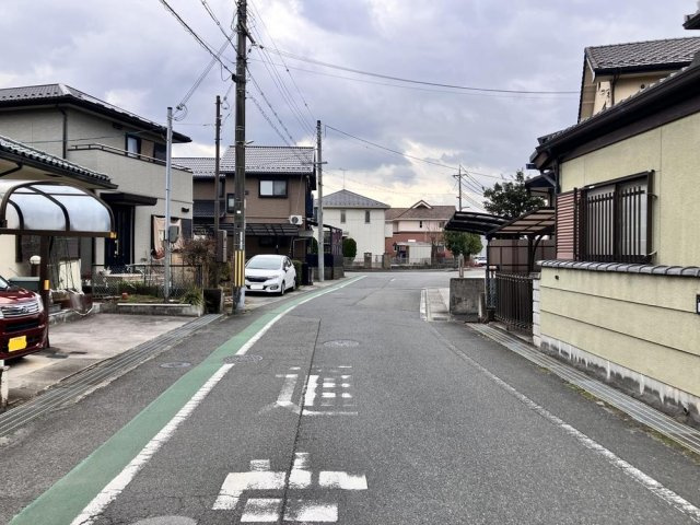 野洲市冨波甲　中古戸建の前面道路含む現地写真