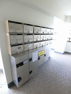 【エントランス】 | 中村ビル | 共用エントランスには宅配BOXがあるので荷物の受け取りもスムーズに♪再配達の手間がかからないのが魅力☆