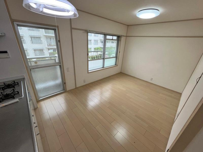 香里三井H住宅99号棟の居間・リビング|DK7.5帖
■物件内覧・資金計画相談・住宅ローン相談、リフォーム相談、お問合せ受付中■
※当日・翌日のご内覧、ご相談はお電話でのお問合せがスムーズです！