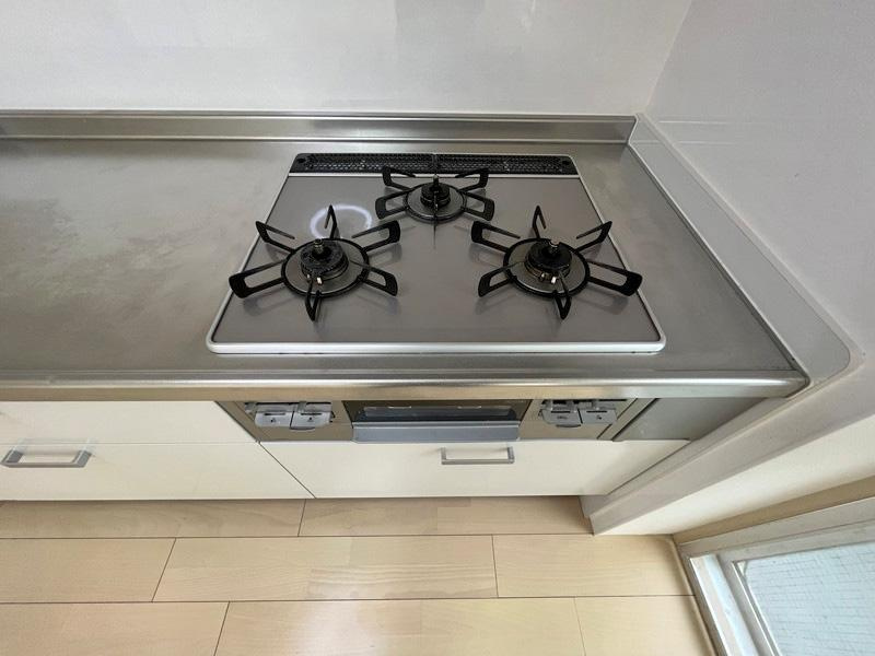 香里三井H住宅99号棟のキッチン|３つ口ビルトインコンロ
■物件内覧・資金計画相談・住宅ローン相談、リフォーム相談、お問合せ受付中■
※当日・翌日のご内覧、ご相談はお電話でのお問合せがスムーズです！